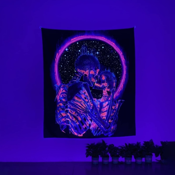 Black Light Skeleton Lovers Kissing Skeletons Wall Tapestry Blacklight Art New - Picture 1 of 9